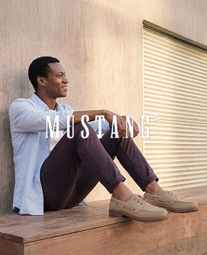 Ein männliches Model mit Mustang Sneakern 