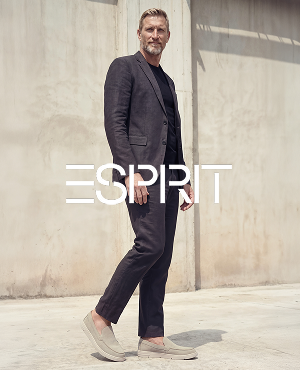 Ein männliches Model mit ESPRIT Schuhen
