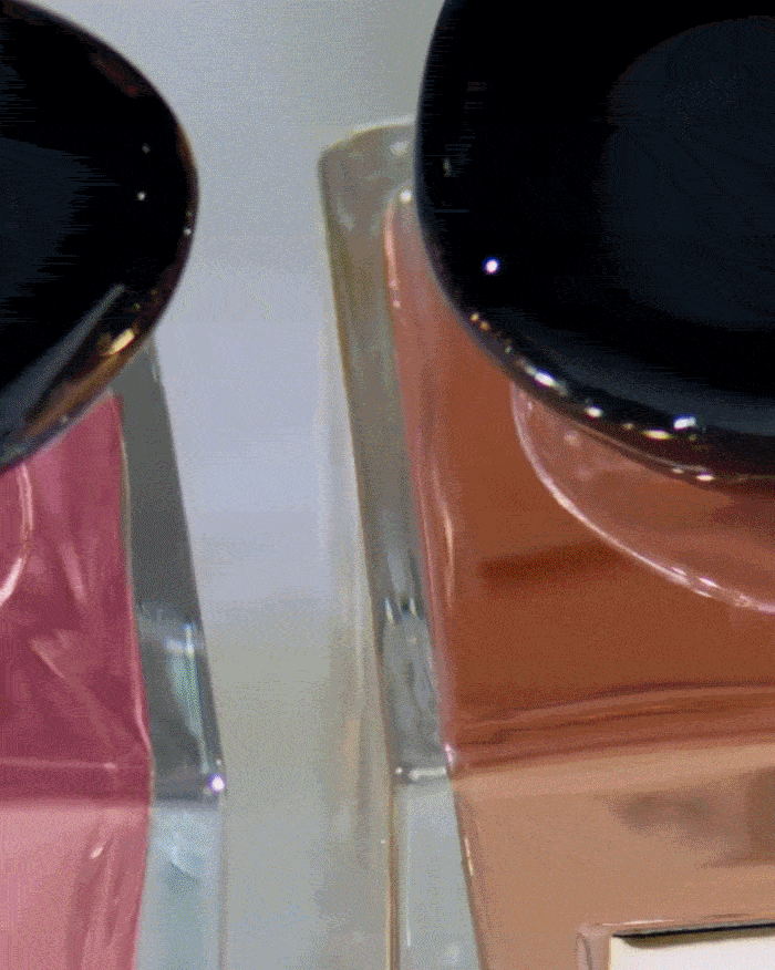 Consulte esta miniatura de video que muestra cuatro frascos coloridos de la colección Armani/Privé Les Eaux frente a una decoración de flores frescas y vibrantes.