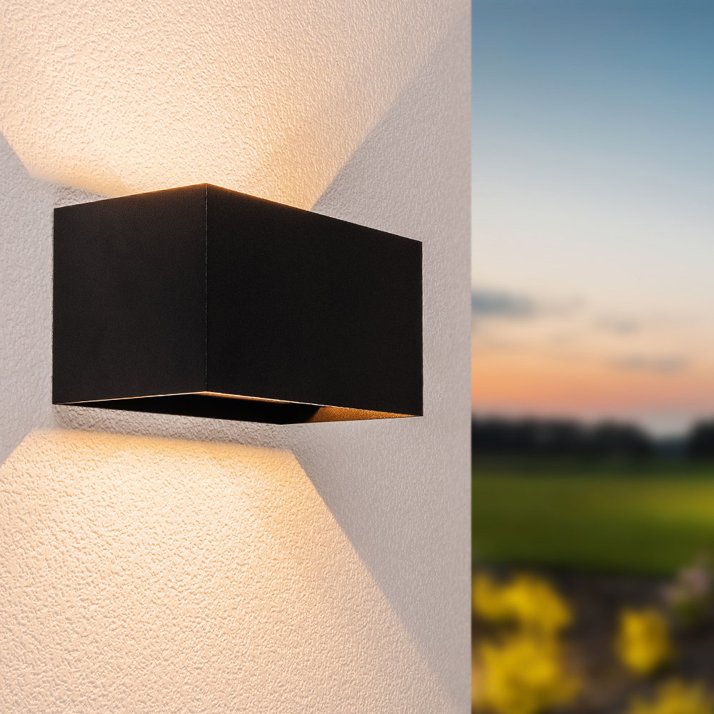 Kansas double wall light on the façade