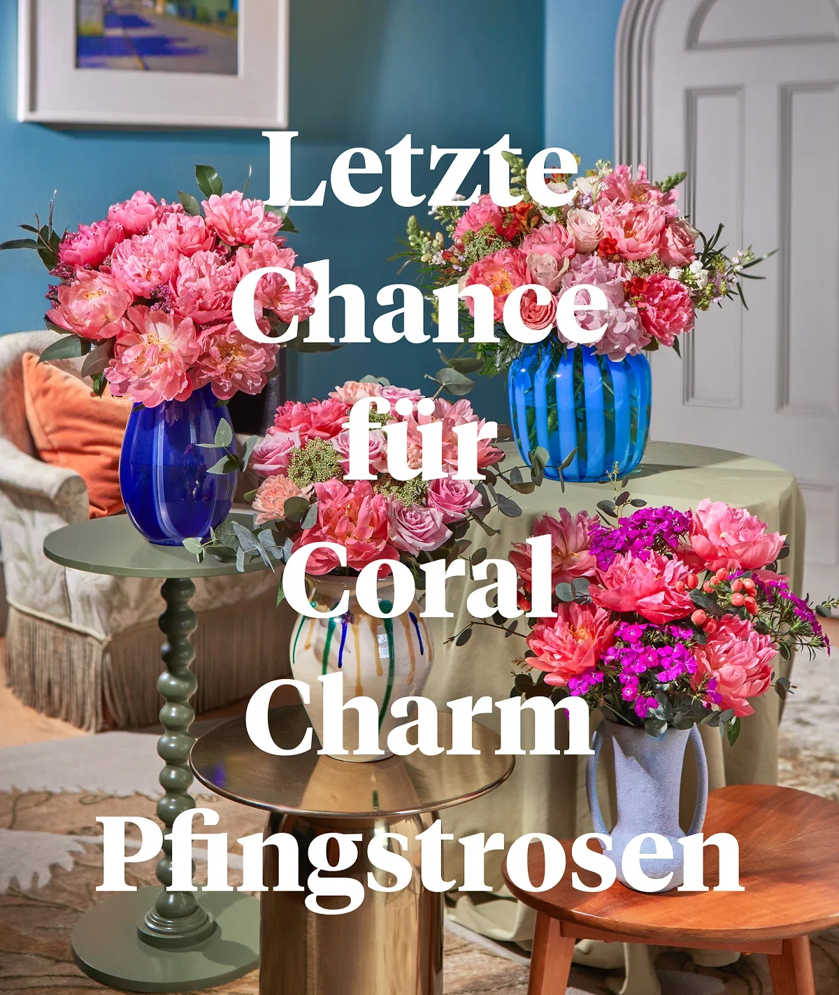 Vier bunte Blumensträuße mit prächtigen, korallenrosa Coral Charm Pfingstrosen in blauen und gemusterten Vasen. Der Text „Letzte Chance für Coral Charm Pfingstrosen“ weist auf das Saisonende dieser duftenden, seidigen Blüten hin.