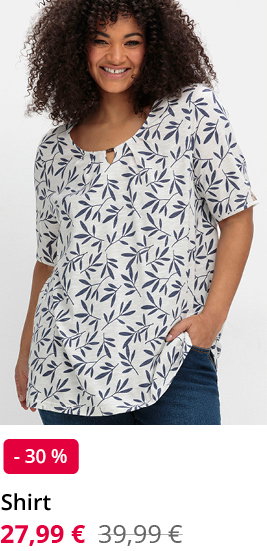 Model in weißem Shirt mit floralem Druck in graublau, reduziert von 39,99 € auf 27,99 €