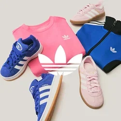 Zapatillas de ante azul con rayas blancas, zapatillas rosas, un sudadera rosa y una chaqueta de chándal azul con acentos negros y logo.