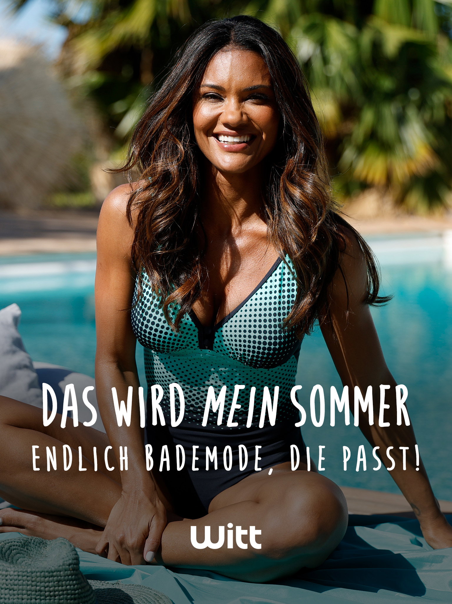 Das Bild zeigt eine Frau in blau gemustertem Badeanzug, die am Pool sitzt, mit Palmen und sommerlicher Atmosphäre. Mittig steht in weißer Schrift der Text 'Das wird mein Sommer Endlich Bademode, die passt! Witt'.