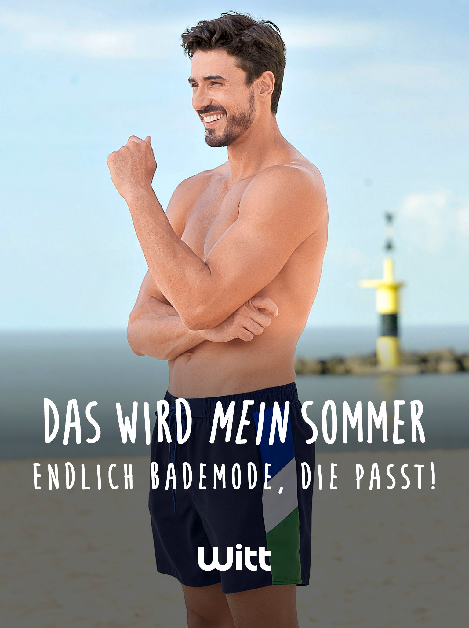  Das Bild zeigt einen Mann in blau gemusterten Badeshorts, der am Strand steht, mit dem Meer im Hintergrund. Mittig steht in weißer Schrift der Text 'Das wird mein Sommer Endlich Bademode, die passt! Witt'.
