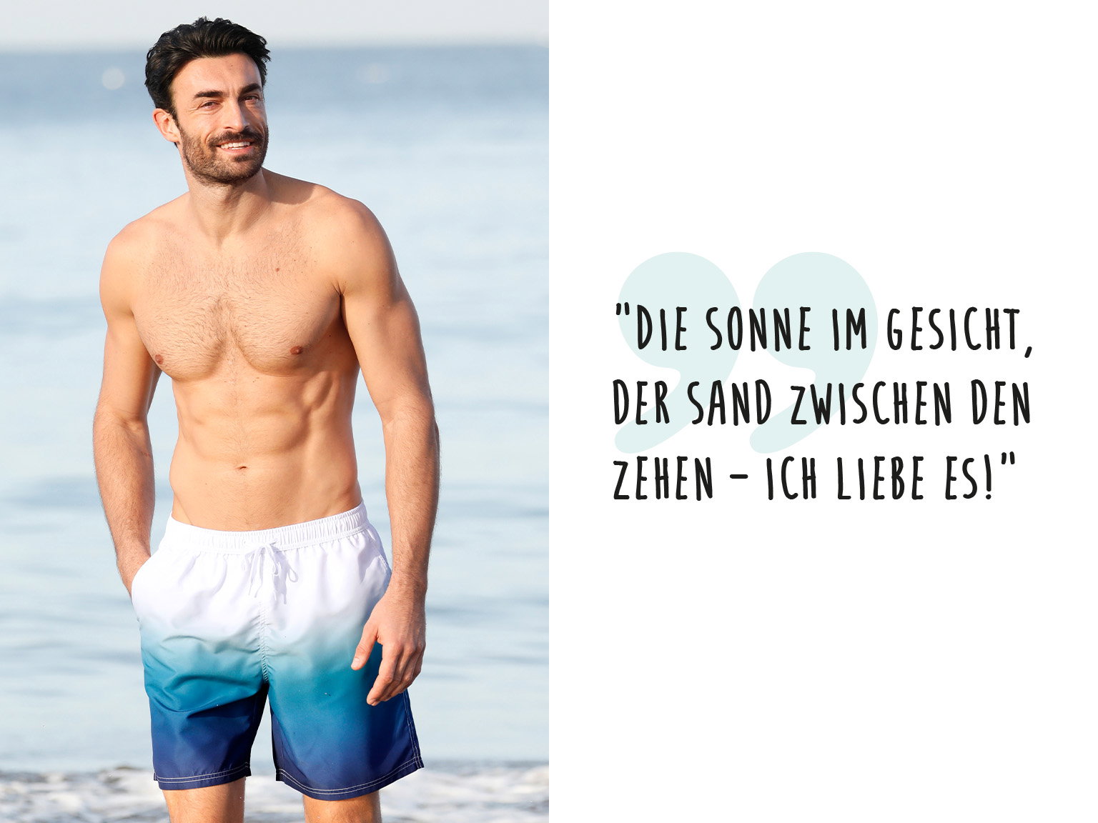 Das Bild ist zweigeteilt: Rechts weiß mit Zitatgrafik, links ein Mann in blauen Badeshorts am Strand mit Meer im Hintergrund. Der Text ist 'Die Sonne im Gesicht, der Sand zwischen den Zehen – ich liebe es!'.