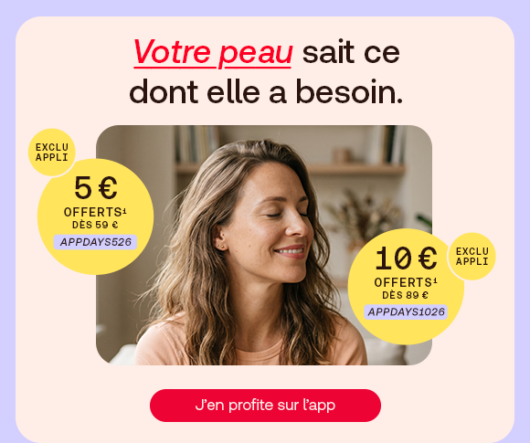 Femme au teint lumineux et soigne, symbole de besoins de peau personnalises. Offres exclusives sur l’app avec 5 € et 10 € de reduction des un certain montant d’achat. Le bouton « J’en profite sur l’app » invite a en profiter facilement sur mobile.