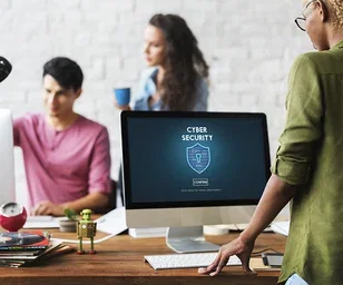 image-person-cybersecurity-screen