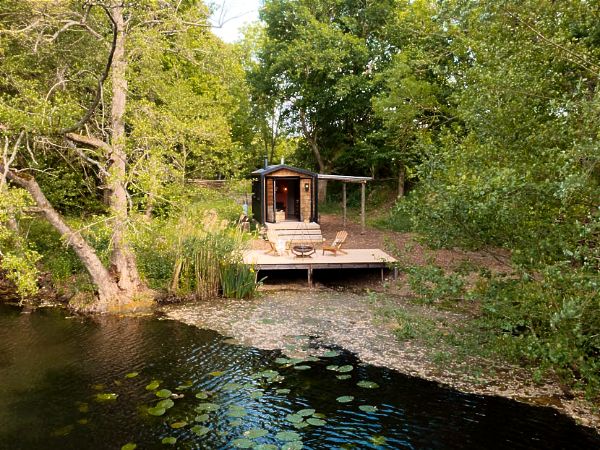 Little Wren - cute cabin beside a lake in rural Essex