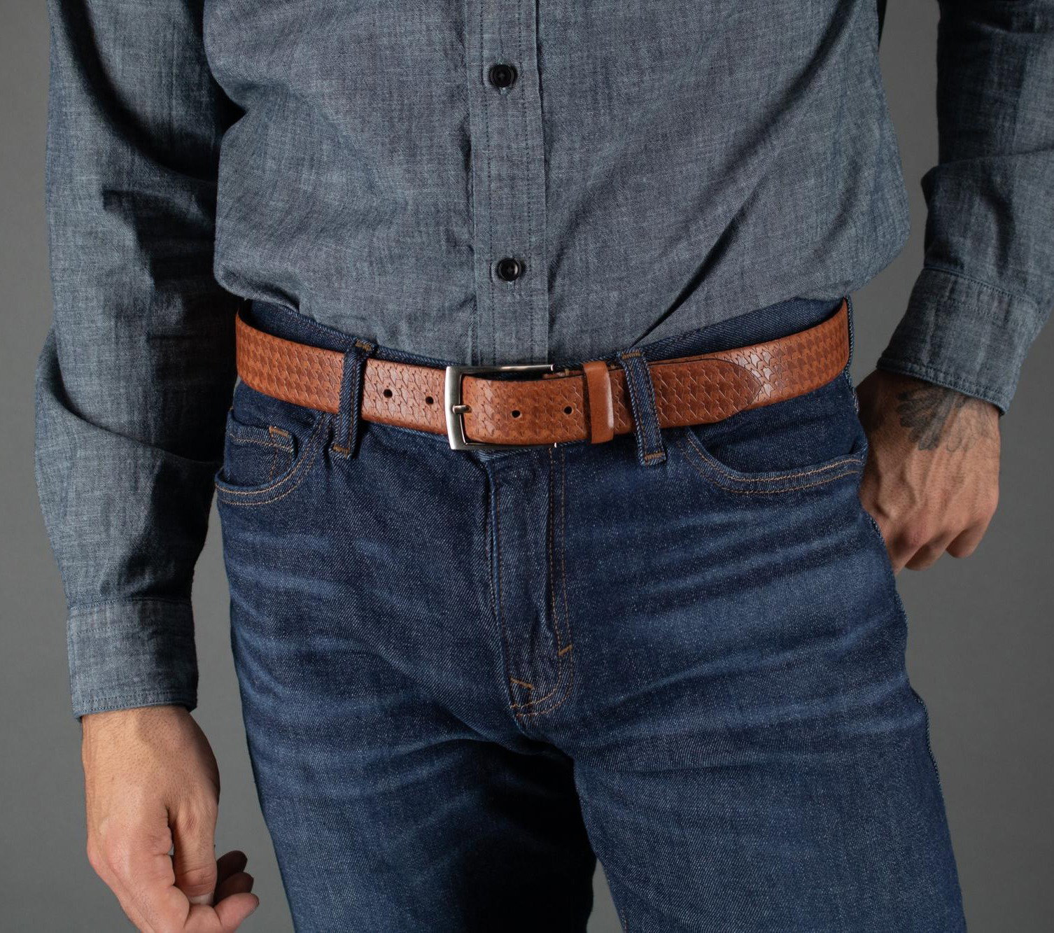 Mann wearing a leather belt