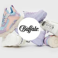 Bunte Sneaker in Pink, Lila und Weiß mit unterschiedlichen Texturen und Designs, die übereinander gestapelt sind, mit auffälligen Sohlen und Markendetails.
