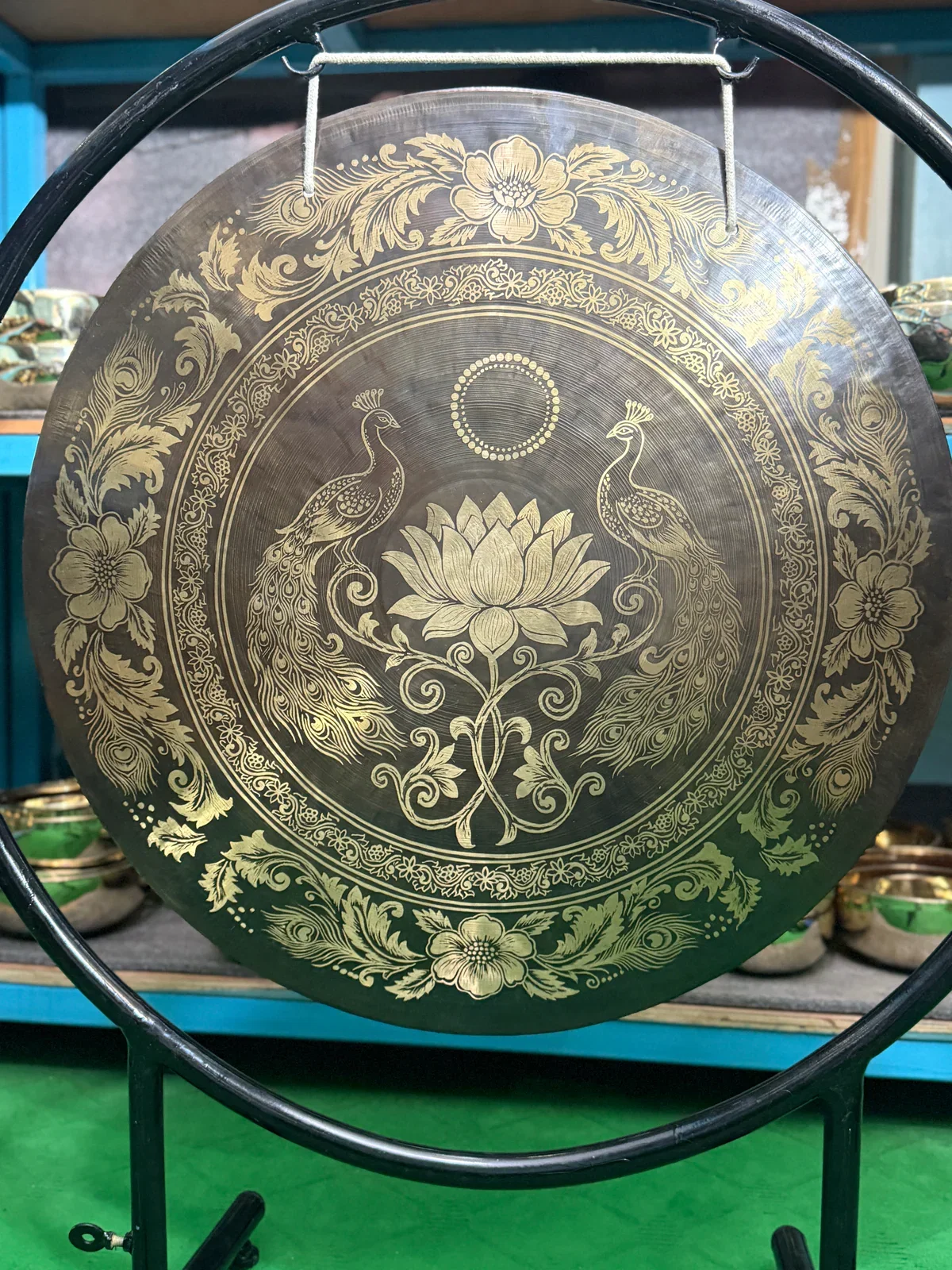 Gong 7 lotus and inward-facing peacocks