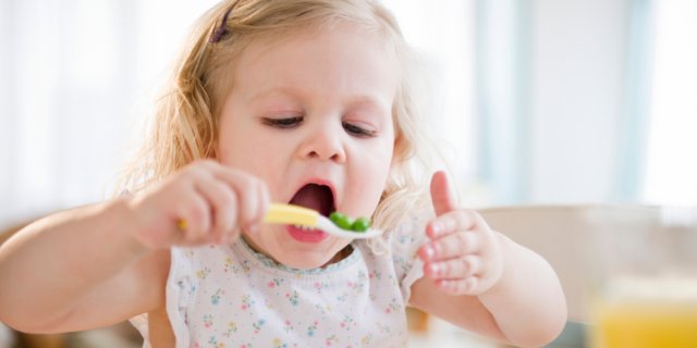 bébé-mange-des-petits-pois