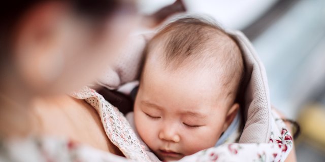bébé-dans-porte-bébé