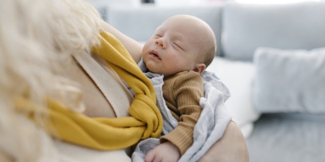bébé-dans-les-bras