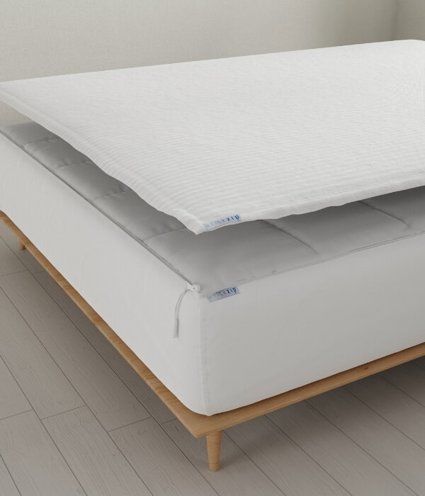 A white fitted zip sheet