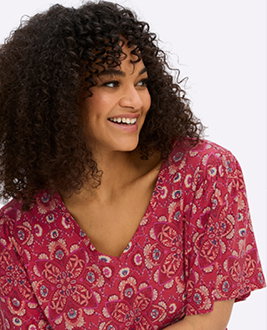 Rotes gemustertes Shirt mit Verlinkung in alle T-Shirts