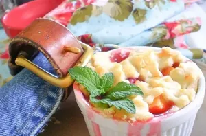 These mini peach & raspberry pies are the most darling dessert of the summer