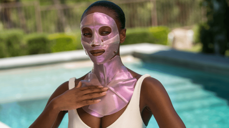 Woman wearing Diamond Radiance Face,Neck and Decollete Mask