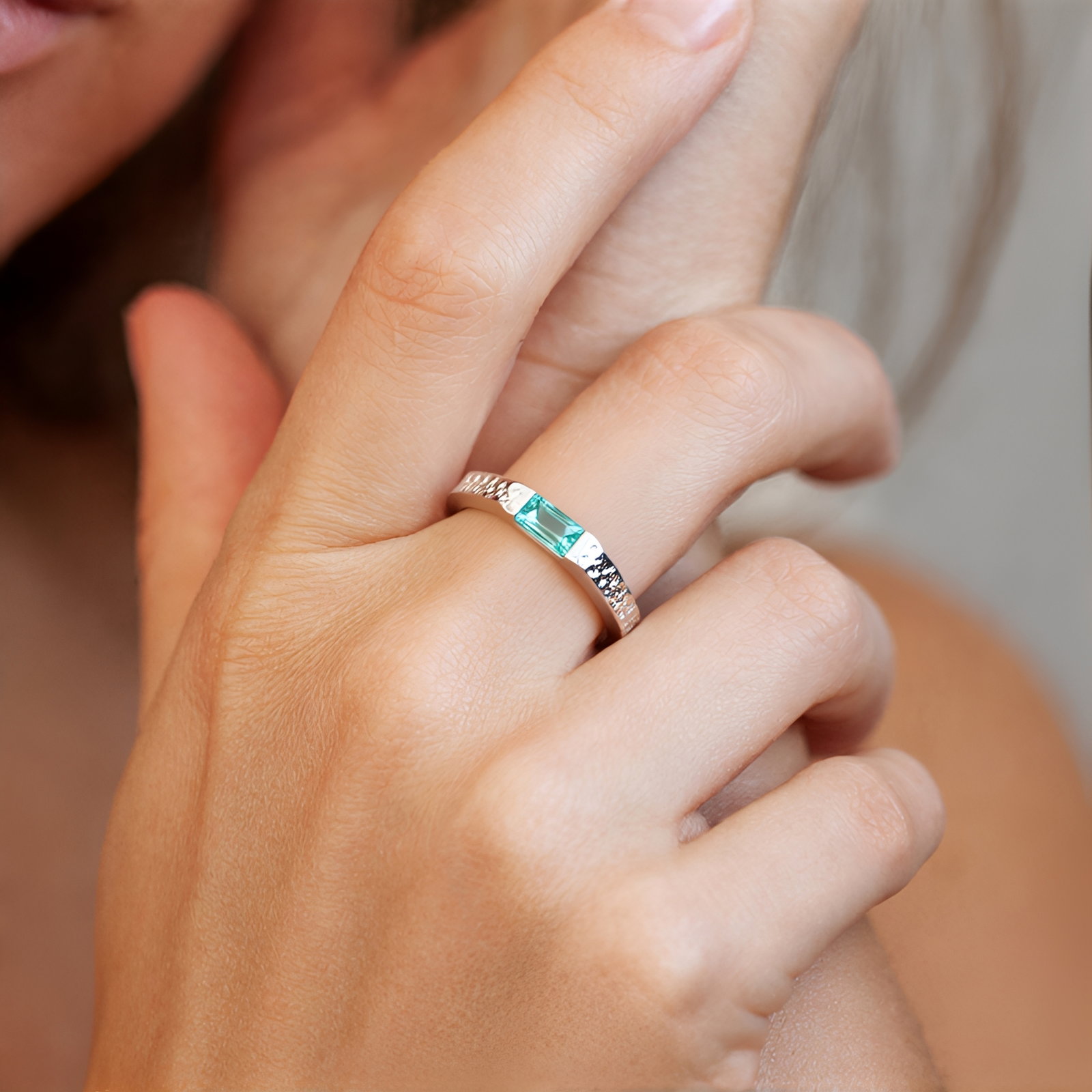Zilveren ring met een Tanzania robijn
