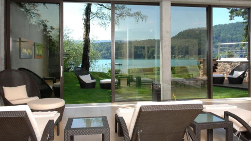 Wellnessbereich mit gemütlichen liegen und seeblick