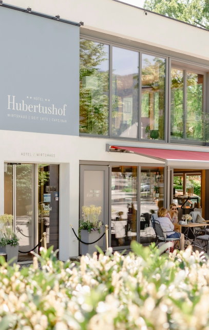 Hotel im Sommer mit gemütlicher Terrasse