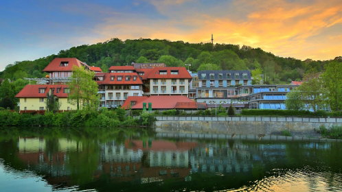 Hotel am Wasser bei Sonnenuntergang