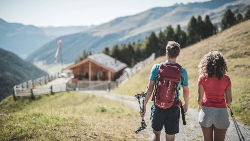 Pärchen wandert zur almhütte