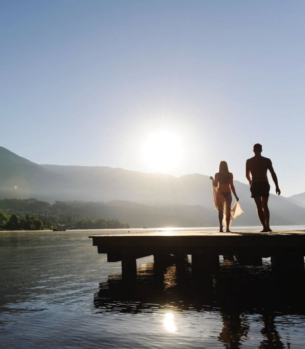 2 Menschen am Steg am See