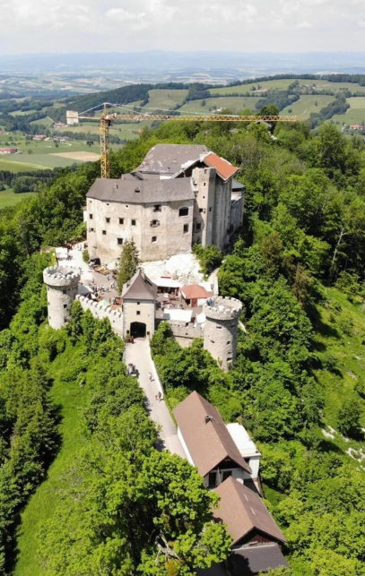 Burg Hotel am Berg mitten im Grünen