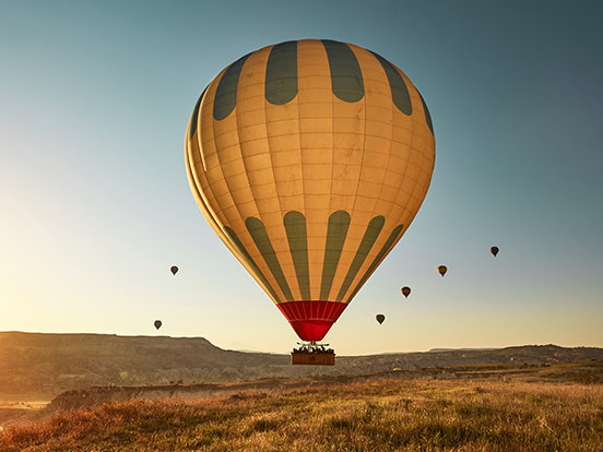 Ein Ballon fliegt durch die Luft.