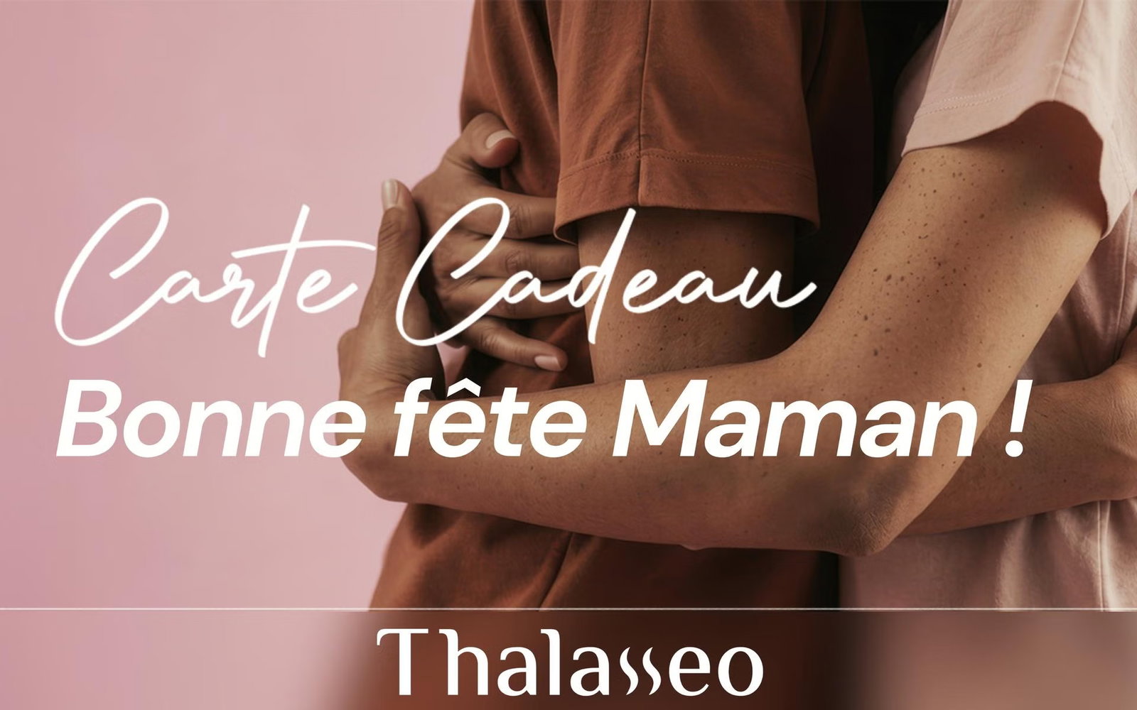 Une carte cadeau à offrir pour la Fête des Mères, où une mère et sa fille se regardent en souriant. Elles portent des peignoirs dans un cadre bien-être, en thalasso ou en spa