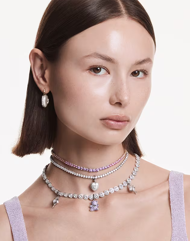 Le mannequin porte des colliers ornés de charms
