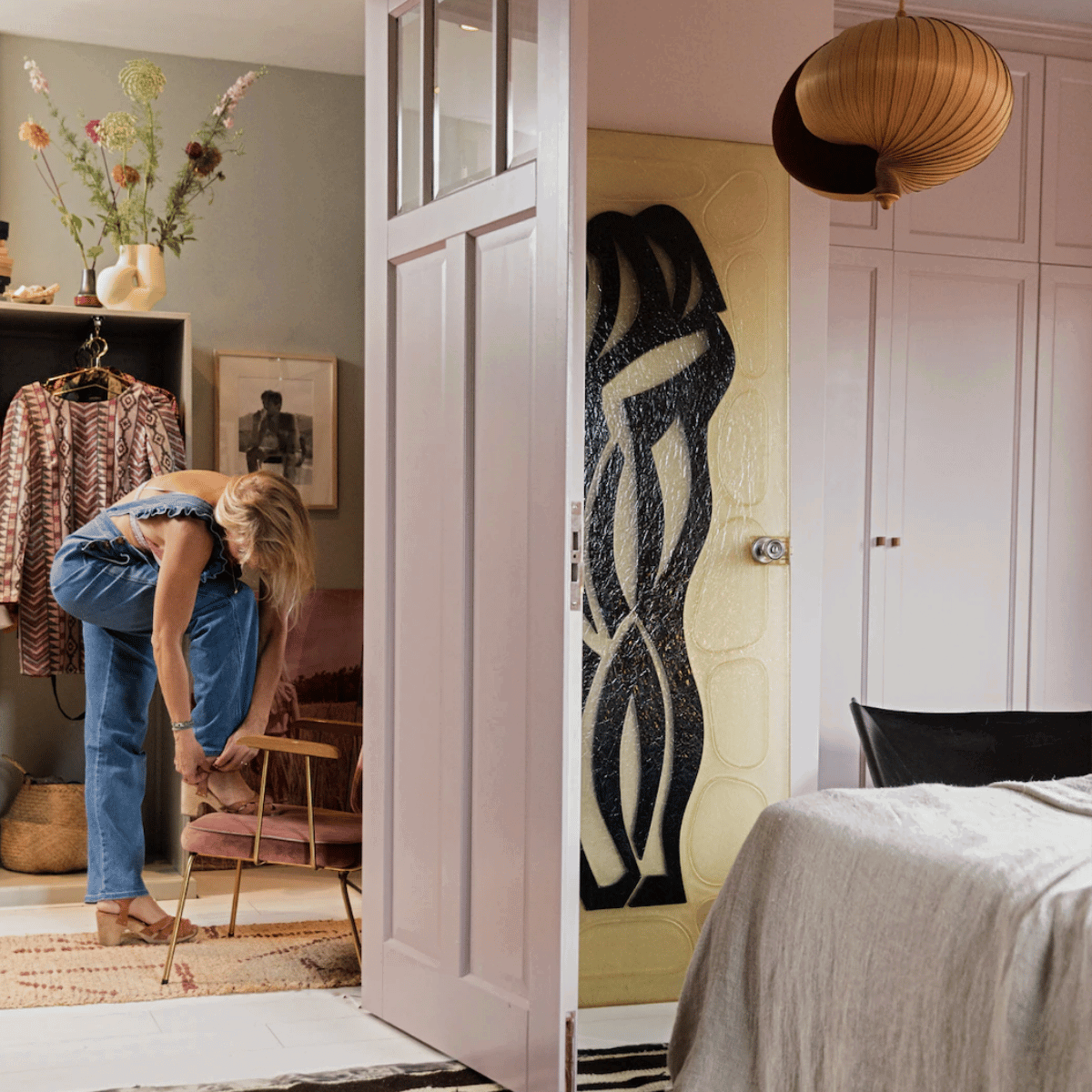Een walk-in closet is misschien wel de ultieme woonwens en daar heb je geen aparte kamer voor nodig. Ook  in de slaapkamer, onder een schuin dak of achter een gordijn kan een inloopkast schuilgaan. 