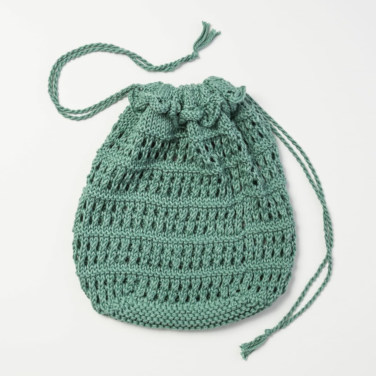 A drawstring open knit bag. >>