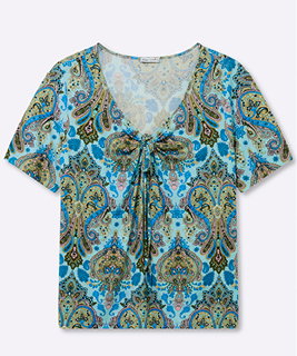 Ein aquamarin-royalblau-gemustertes Print-Shirt mit herzförmigem Ausschnitt