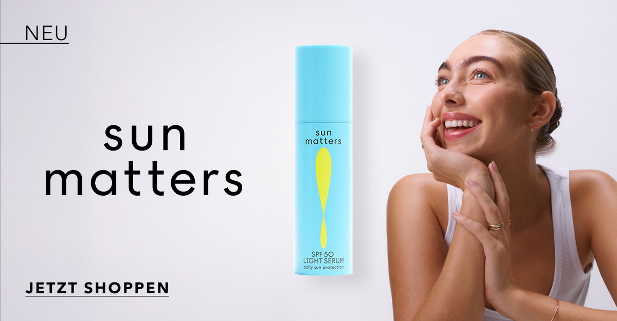 Werbung für „Sun Matters“ Sonnenschutz (SPF 50). Abgebildet ist eine lächelnde Frau neben einer blauen Sonnencreme-Flasche. Text „Jetzt shoppen“.