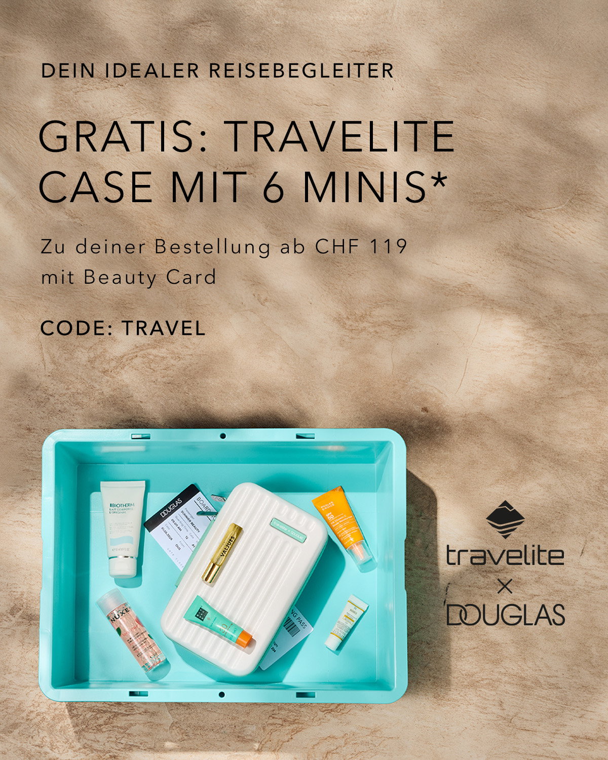 Werbebanner von Douglas und travelite auf beigefarbenem Hintergrund. Oben steht: „Dein idealer Reisebegleiter“. Darunter in großer Schrift: „Gratis: Travelite Case mit 6 Minis*“. Kleinere Zusatzinfos: „Zu deiner Bestellung ab CHF 119 mit Beauty Card“ sowie der Code „TRAVEL“. Unten links ist eine geöffnete türkisfarbene Reisebox mit mehreren Mini-Beautyprodukten und einem weißen Etui zu sehen. Rechts unten befinden sich die Logos von travelite und Douglas.