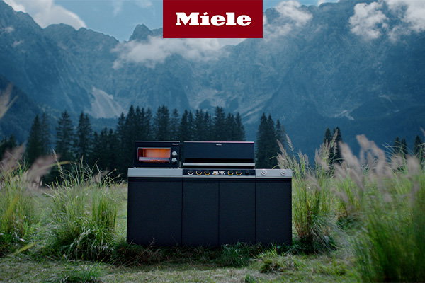 Eine Miele Outdoor-Küche auf einer Bergwiese.