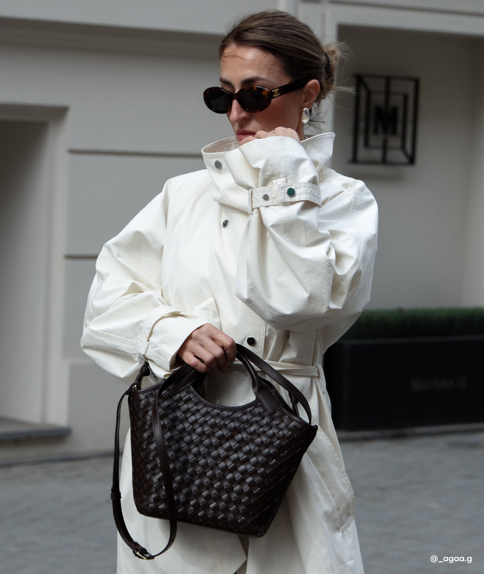 Woman holding the Mara Midi in Black