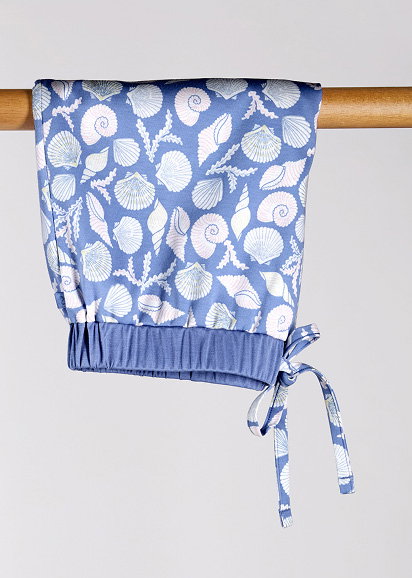 Short pajama bottoms with a seashell print and a comfortable waistband in the color “Persian Jewel” from the FAVOURTIES OCEAN collection by CALIDA. 