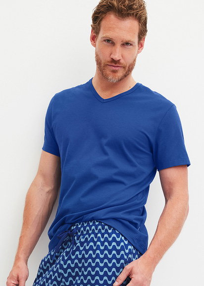 Short-sleeve V-neck shirt in “Mazarine Blue” from the REMIX SLEEP TIME OFF collection by CALIDA. 