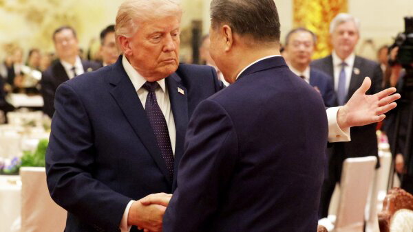 President Trump shakes hands with Chinese President Xi Jinping at a banquet. 
