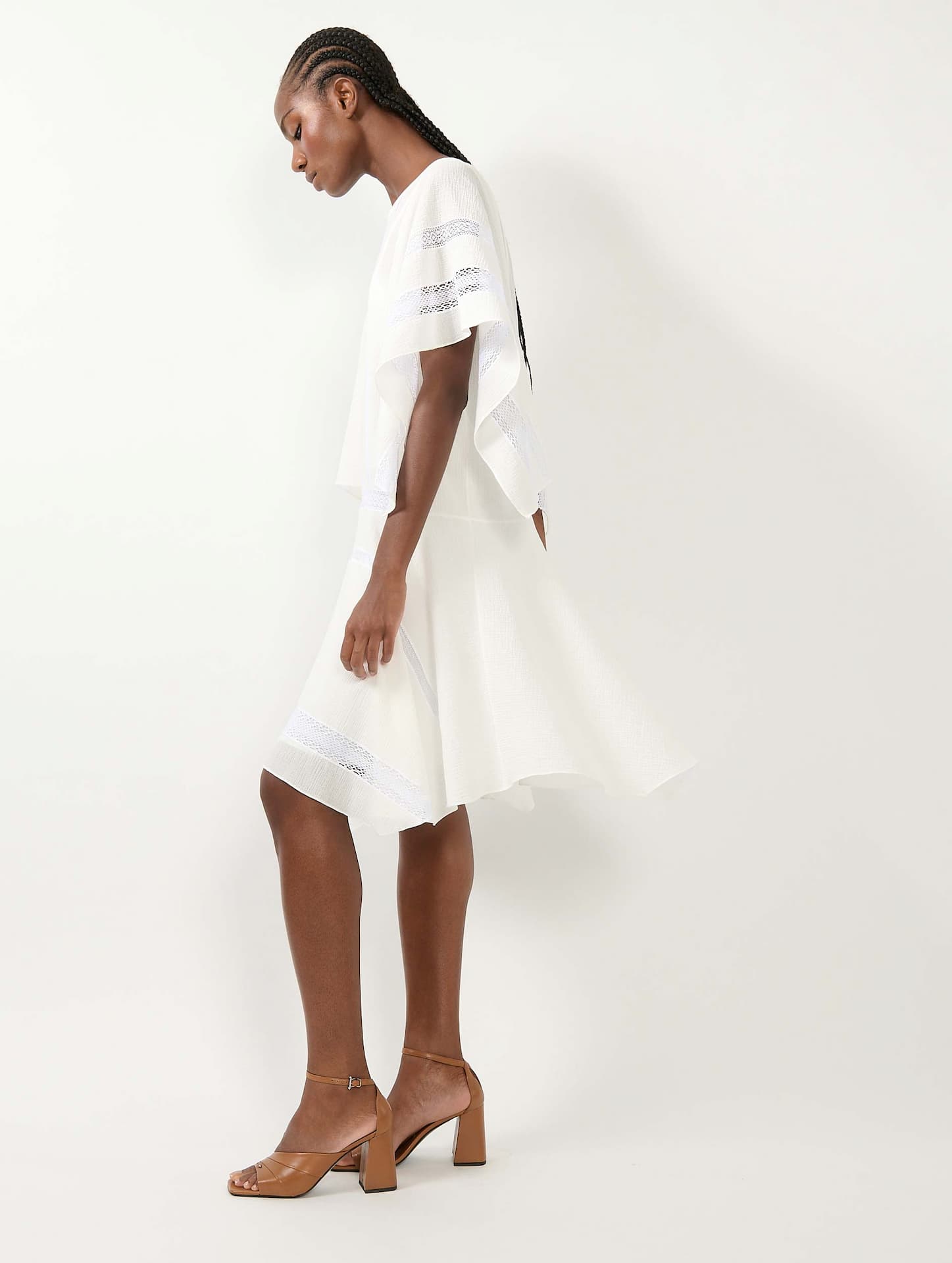 Robe en crépon blanche à incrustations de dentelle