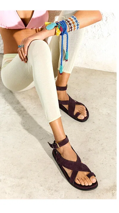 Flat leather sandals with crossed straps