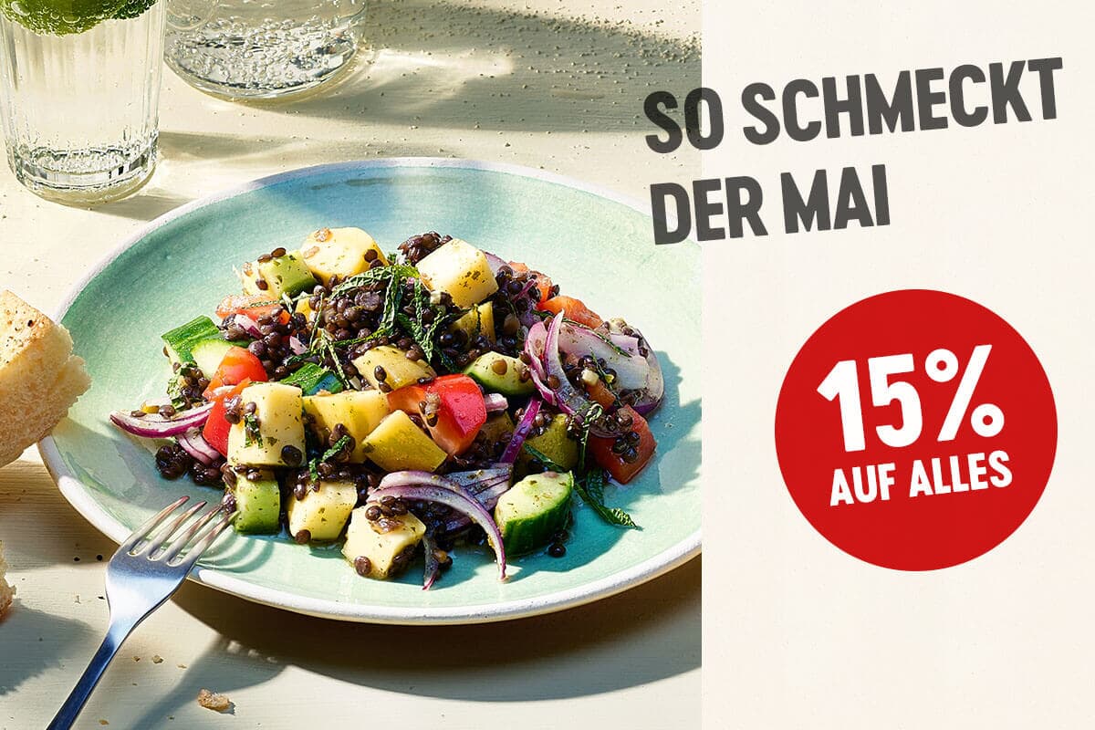 Bunter Salat auf Teller - So schmeckt der Mai - 15% auf alles