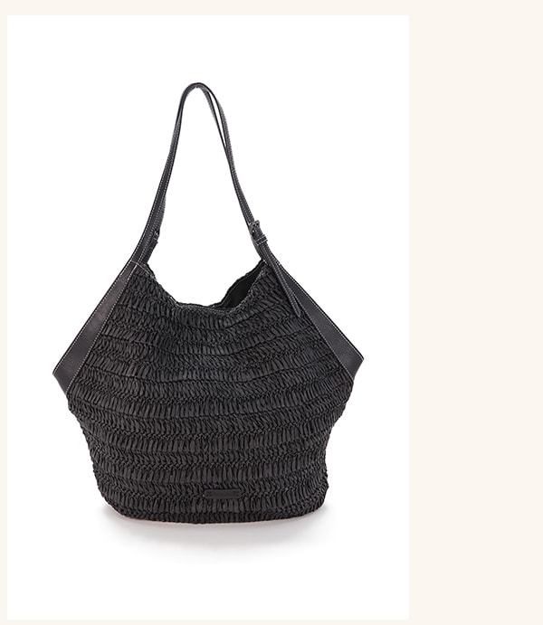 Bolso de diseño amplio y tejido.
