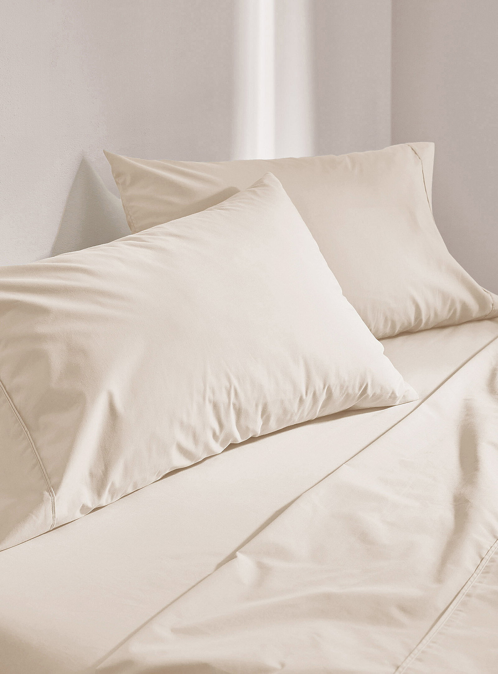 Solid percale plus sheet<br>200-thread-count<br>Fits mattresses up to 15 in