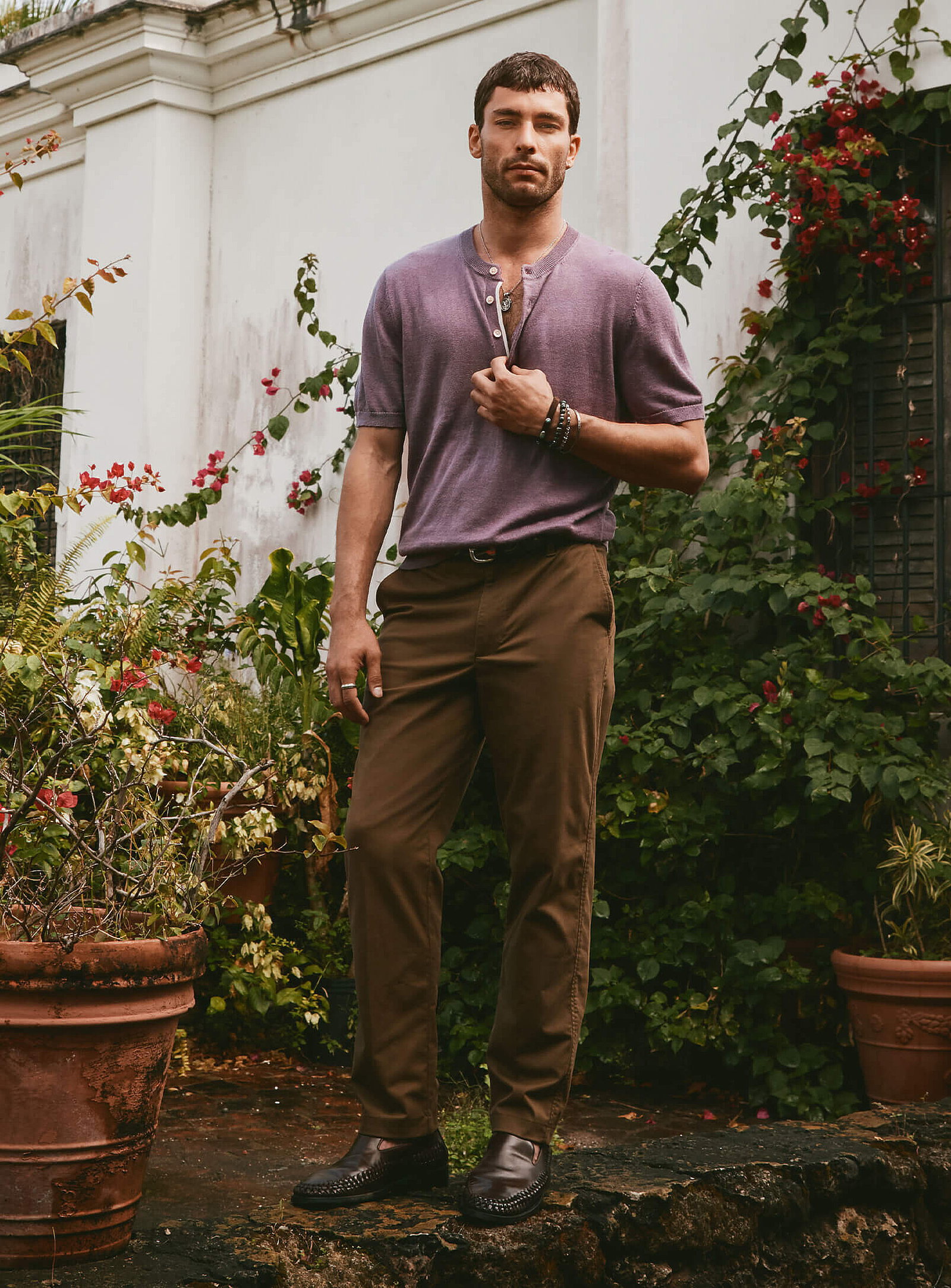 Buttoned elastic-waist chinos<br><b>Amsterdam fit - Relaxed & tapered</b>