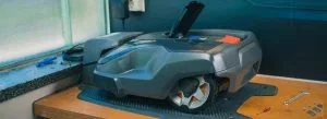 Una guida alla manutenzione dei Robot Tagliaerba, con tutti gli interventi e i passaggi da seguire.